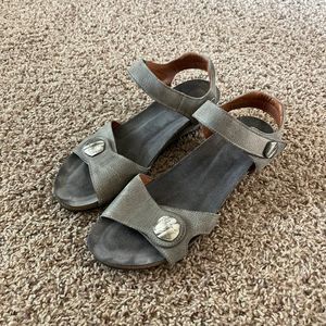 Taos carousel 2 wedge sandals in graphite leather size 10-10.5